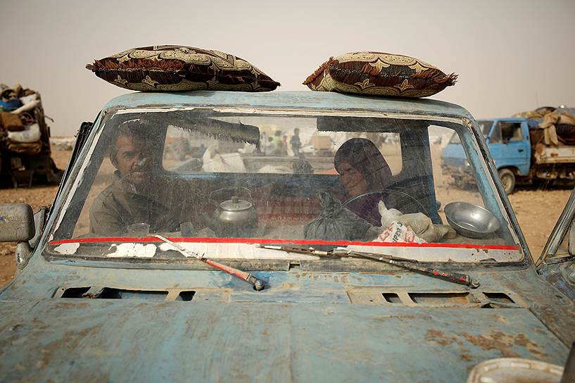 Беженцы из Ракки в своем автомобиле в лагере около поселка Айн Исса