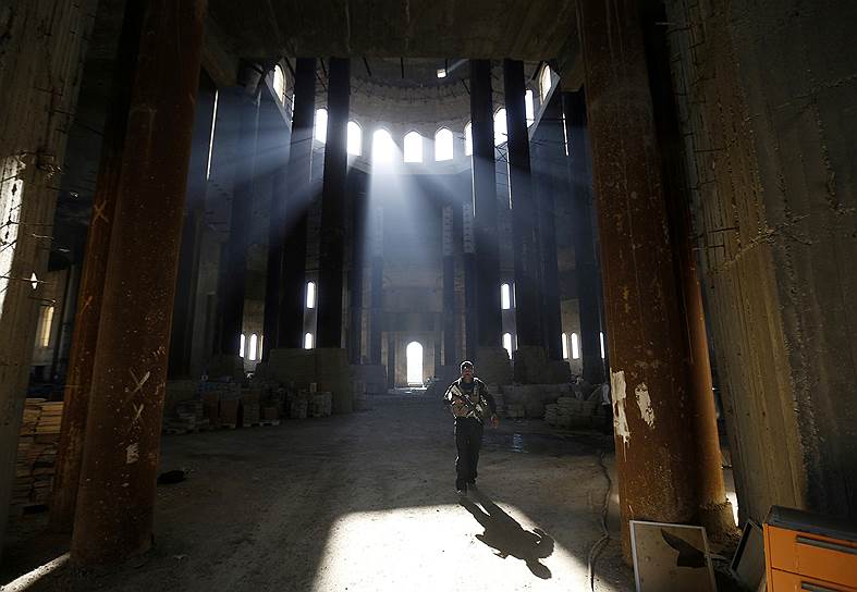 Солдат проходит сквозь разрушенную мечеть во время спецоперации по зачистке квартала в Мосуле