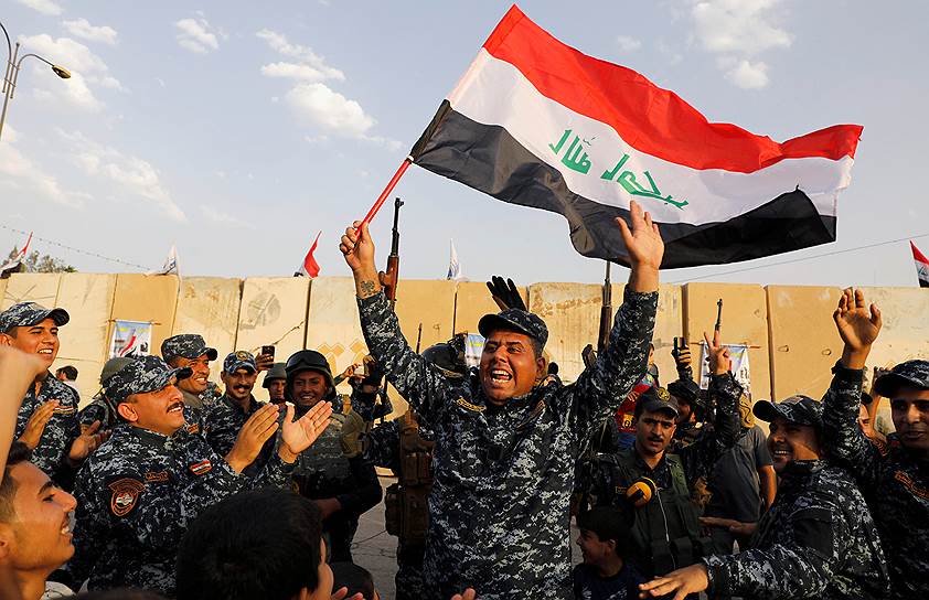 Иракская федеральная полиция празднует победу над боевиками в западном Мосуле