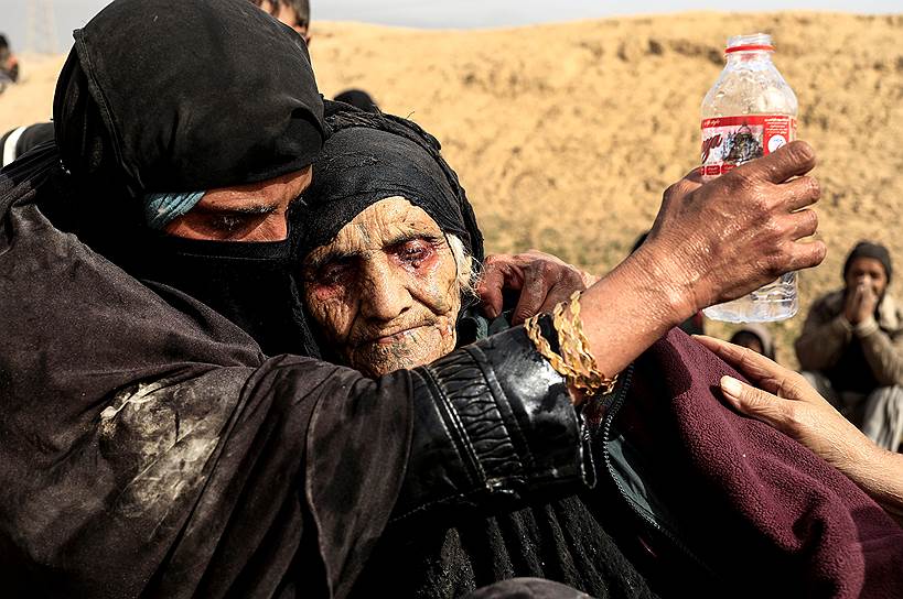 Пока в западной части Мосула идут бои между иракскими военными и боевиками ИГ, женщины отдыхают в пустыне