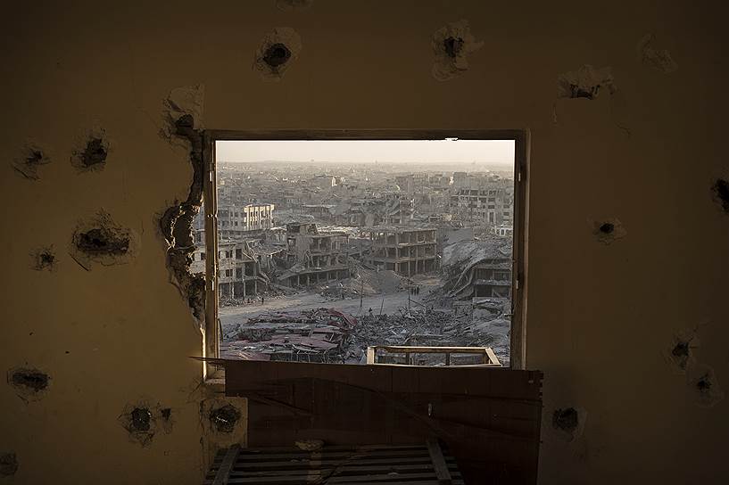 Вид из разрушенного отеля на руины Мосула