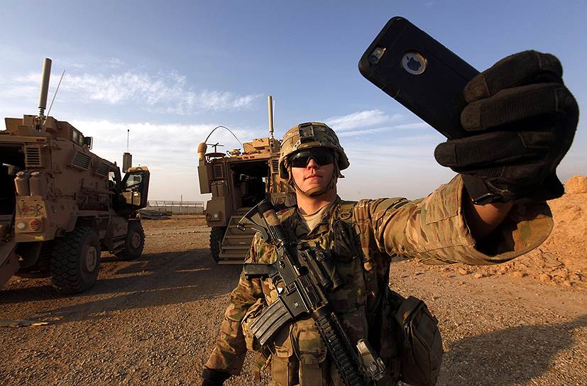 Американский солдат делает селфи на военной базе в Кайяре
