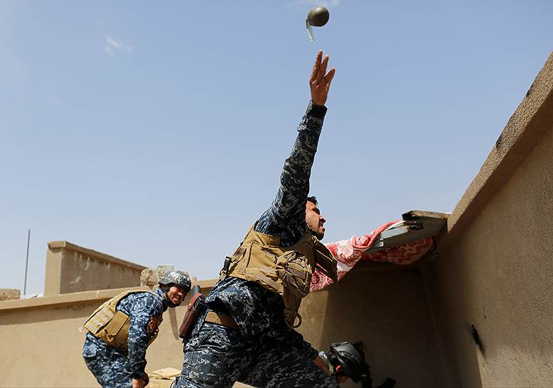 Иракские полицейские мечут ручные гранаты 