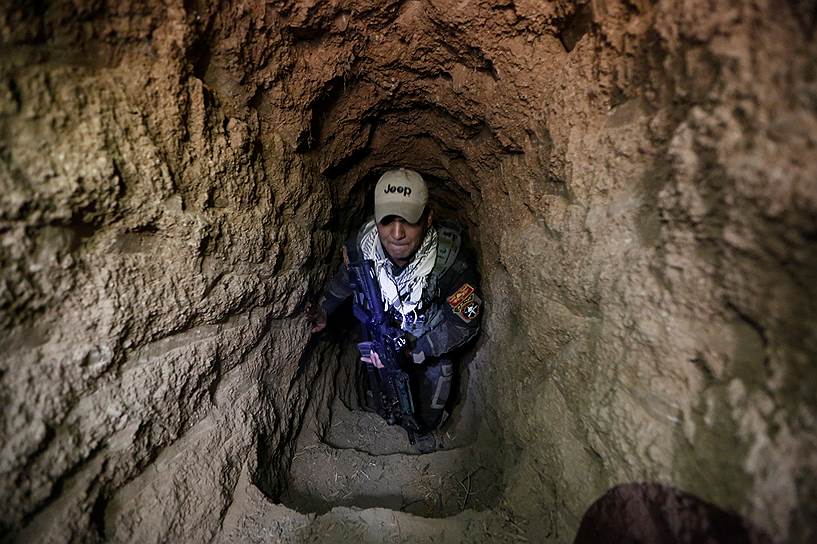 Иракский спецназовец в тоннеле к востоку от Мосула, которым пользовались боевики