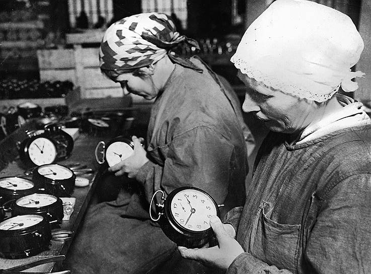 Прибывшие на советские предприятия иностранные рабочие зачастую отмечали нехватку и низкое качество рабочего инструмента, нерациональное использование строительных материалов и слабую логистику на производстве