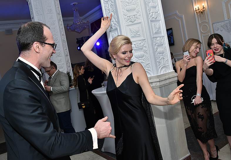 Актеры Анна Чурина (в центре) и Егор Баринов на церемонии вручения премии «Событие года» в кинотеатре «Иллюзион»