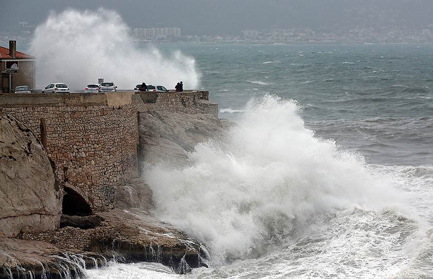 Марсель, Франция. Прохожие наблюдают волнение Средиземного моря