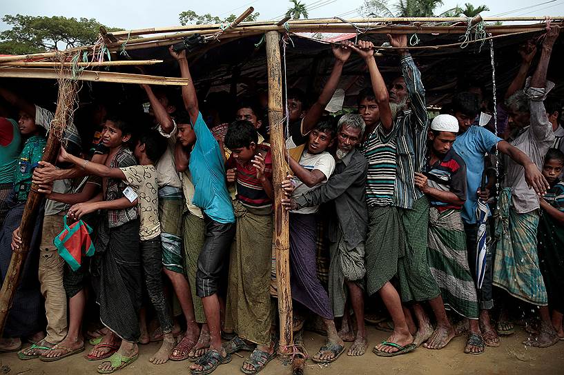 Кокс-Базар, Бангладеш. Беженцы толкаются на раздаче одеял под сильным дождем