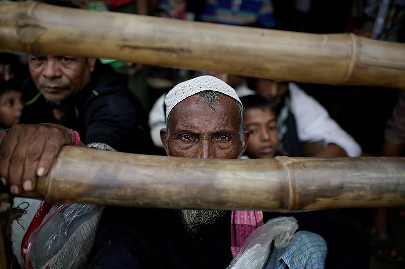 Кокс-Базар, Бангладеш. Мусульмане рохинджа во время распределения одеял в лагере беженцев