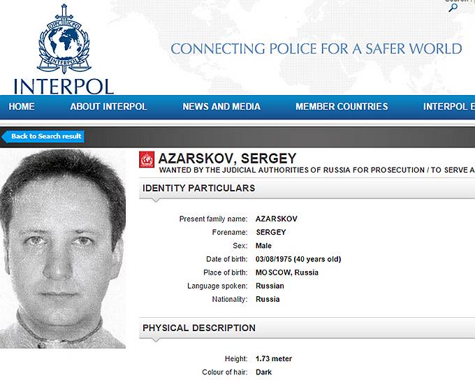 Сергей Азарсков до августа 2014 года владел туркомпанией «Лабиринт». Сейчас он занимает должность заместителя гендиректора авиакомпании «Сириус аэро» 