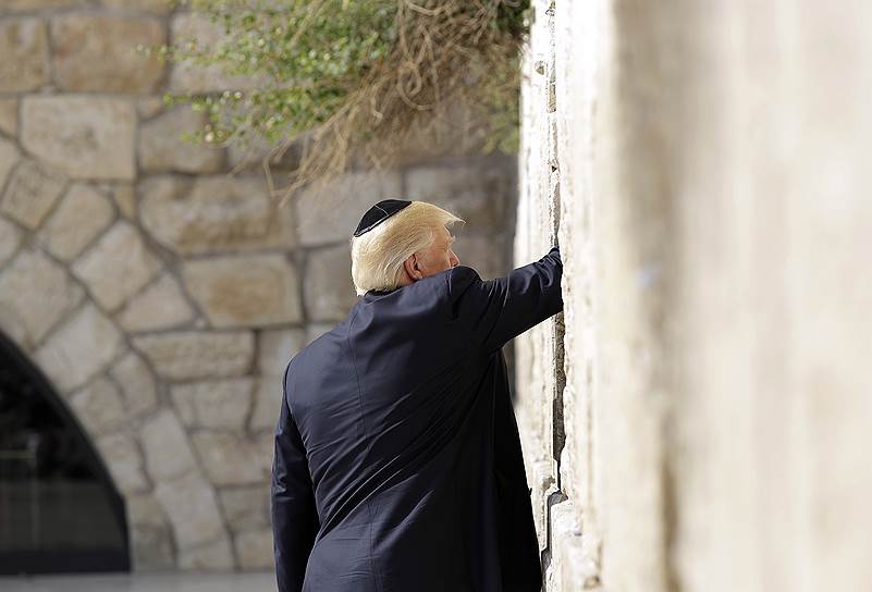 6 декабря 2017 года президент США Дональд Трамп объявил о признании Соединенными Штатами Иерусалима столицей Израиля и переносе туда американского посольства из Тель-Авива. Это решение вызвало беспорядки в городе и многотысячные акции протеста в мусульманских странах