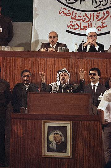 Палестина заявила о претензиях на восточную часть Иерусалима. Она была провозглашена столицей государства Палестина в декларации о независимости Палестины от 15 ноября 1988 года &lt;br>
На фото в центре: бывший лидер Палестины Ясир Арафат