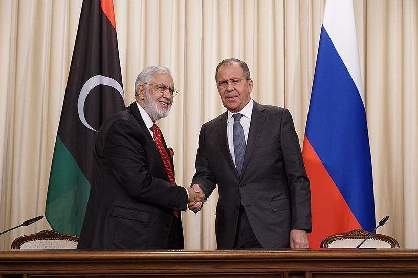 Министр иностранных дел Ливии Мохамед Таха Сияла (слева) и министр иностранных дел России Сергей Лавров