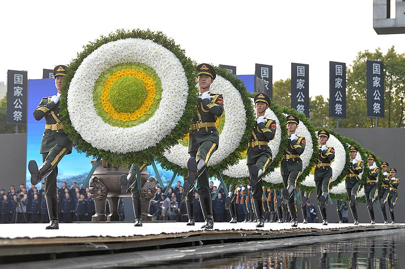 Нанкин, Китай.  Китайские военнослужащие возлагают венки в День памяти жертв Нанкинской резни 