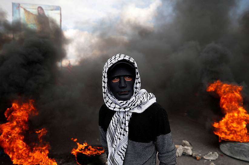 Наблус, Западный берег реки Иордан. Участник палестинской акции протеста в ходе столкновений с израильскими силовиками