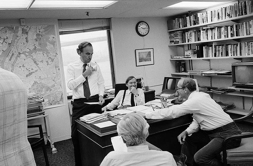 Руководство газеты The New York Post Daily. Слева направо: Руперт Мердок, Роджер Вуд, Питер Майкл Мор и Роберт Кастелло (1978 год)