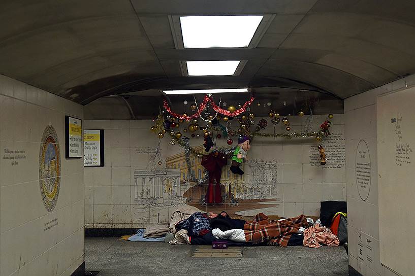 Лондон, Великобритания. Бездомный мужчина спит в метро