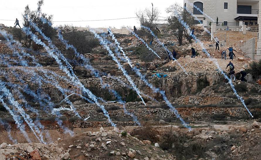 Бейт-Эль, Израиль. Израильские военные распыляют слезоточивый газ на участников акции протеста палестинцев против признания американцами Иерусалима столицей Израиля