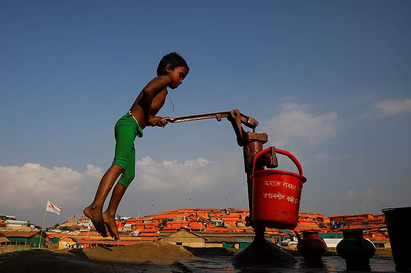 Кокс-Базар, Бангладеш. Ребенок рохинджа набирает ведро воды в лагере беженцев