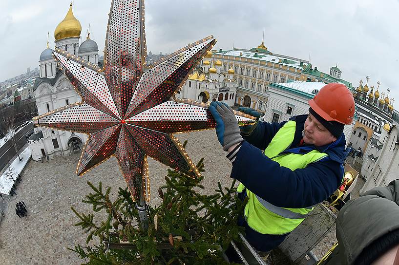 Москва, Россия. Украшение новогодней елки на Соборной площади Кремля