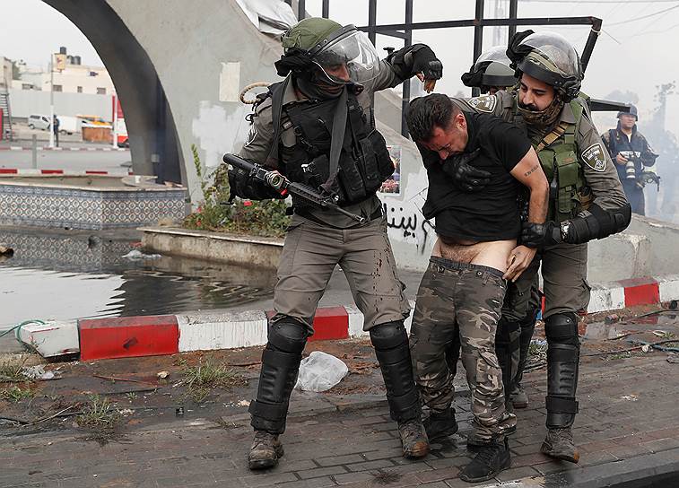 Бейт-Эль, Западный берег реки Иордан. Израильские военные задерживают палестинского протестующего