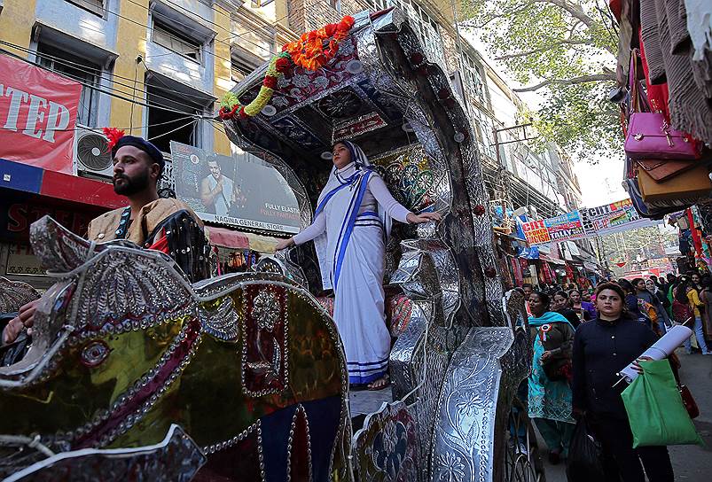 Джамму, Индия. Местная жительница в костюме Девы Марии принимает участие в религиозном шествии 