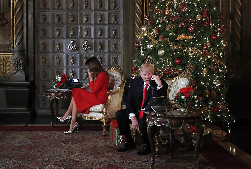 Мар-а-Лаго, штат Флорида (США). Президент США Дональд Трамп и первая леди Мелания следят за передвижениями Санта-Клауса с помощью программы NORAD Tracks Santa (была создана при содействии командования воздушно-космической обороны еще в 1955 году). О результатах наблюдений господин Трамп и его супруга докладывали детям по телефону