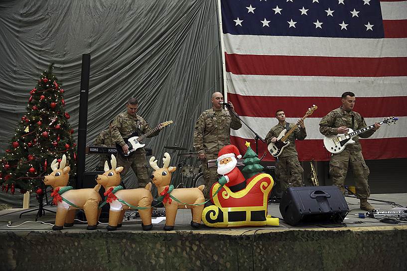 Баграм, Афганистан. Военнослужащие США исполняют рождественские песни  в Сочельник 