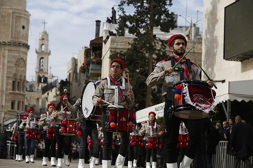 Вифлеем, Западный берег реки Иордан. Музыканты палестинского оркестра проходят маршем  около церкви Рождества Христова, построенной на месте, где, если верить Евангелию, родился Иисус 
