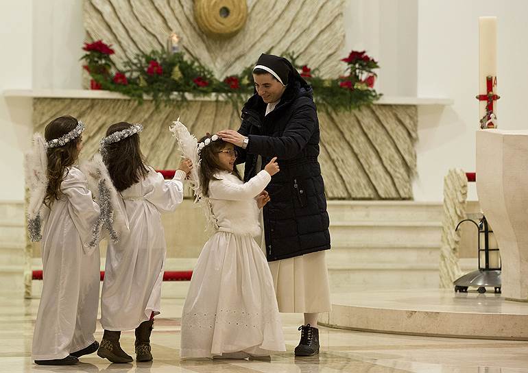 Приштина, Косово. Дети в костюмах ангелов традиционно принимают участие в рождественской мессе в соборе Святой Матери Терезы
