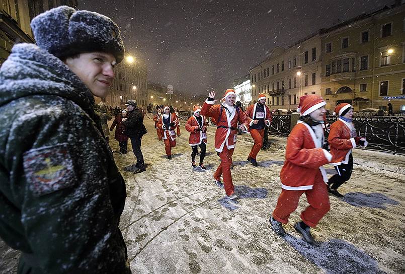 Санкт-Петербург, Россия. Традиционный забег Дедов Морозов в северной столице проходит каждый год. В этот раз он состоялся 23 декабря. На дистанцию 2,5 км вышли несколько сотен человек в образе зимнего волшебника