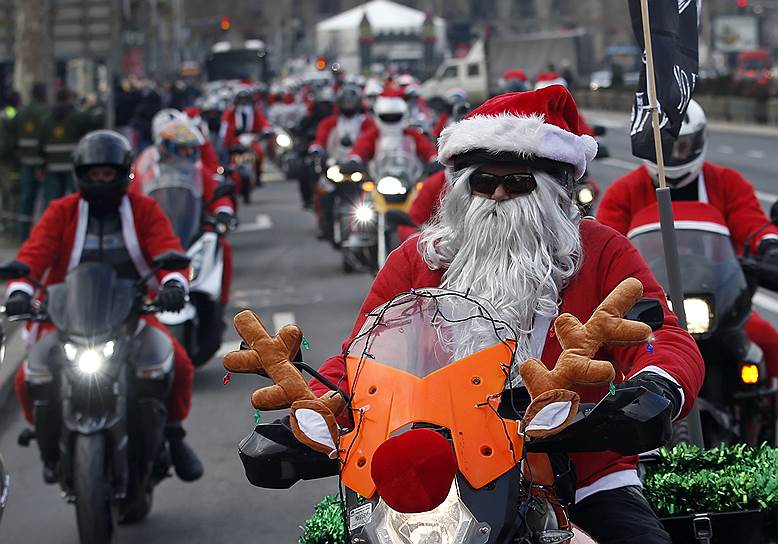 Белград, Сербия. Байкеры в костюмах Санта-Клауса отправились в детский госпиталь, чтобы привезти рождественские подарки его маленьким пациентам