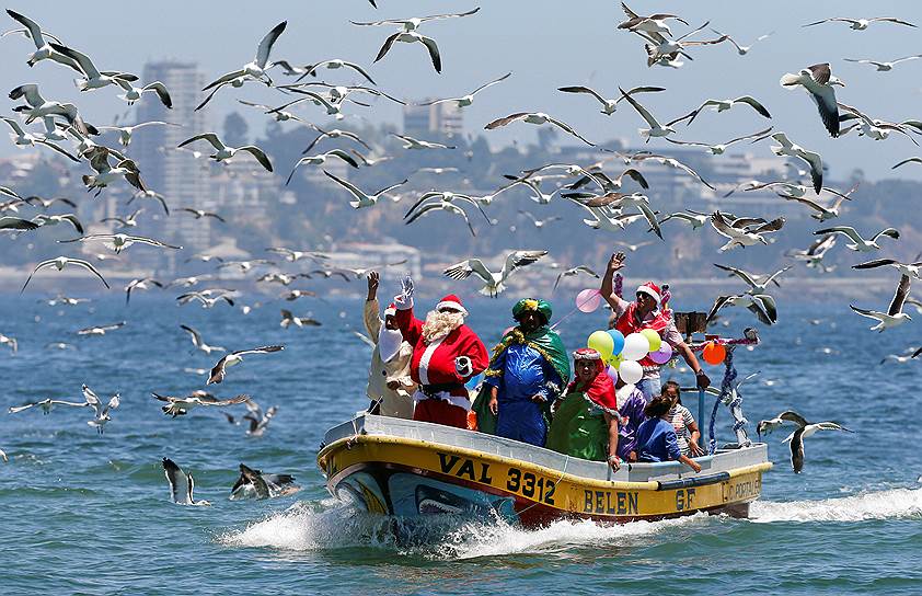 Вальпараисо, Чили. К жителям одного из крупнейших чилийских портов на рыбацкой лодке прибыл Санта-Клаус