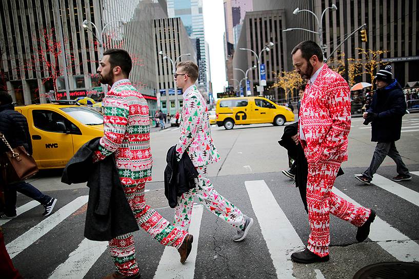 Нью-Йорк, США. Сотрудники офисов на Шестой авеню переоделись в праздничные костюмы