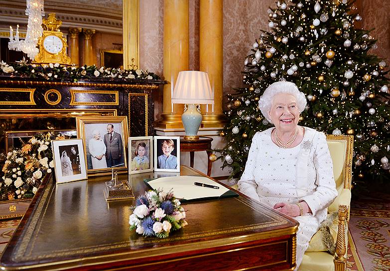 Лондон, Великобритания. Королева Елизавета II поздравила своих подданных с Рождеством в формате видеопоздравления. Съемки проходили в зале 1844 Букингемского дворца