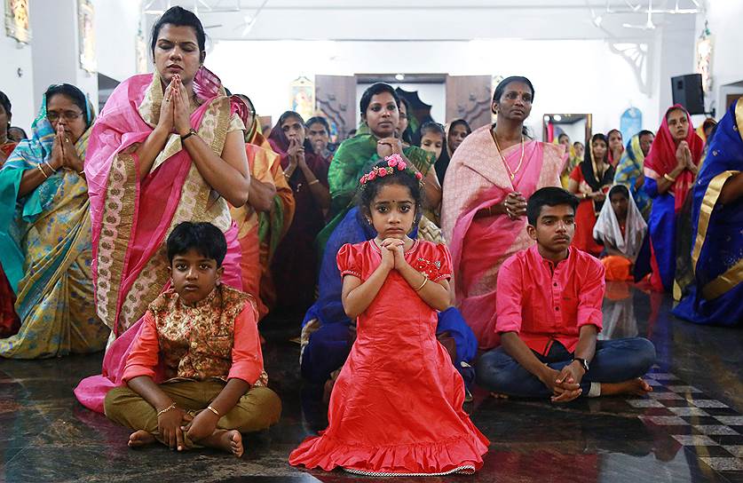 Кочи, Индия. В  канун Рождества индийские христиане вместе с верующими всего мира участвуют в традиционной мессе