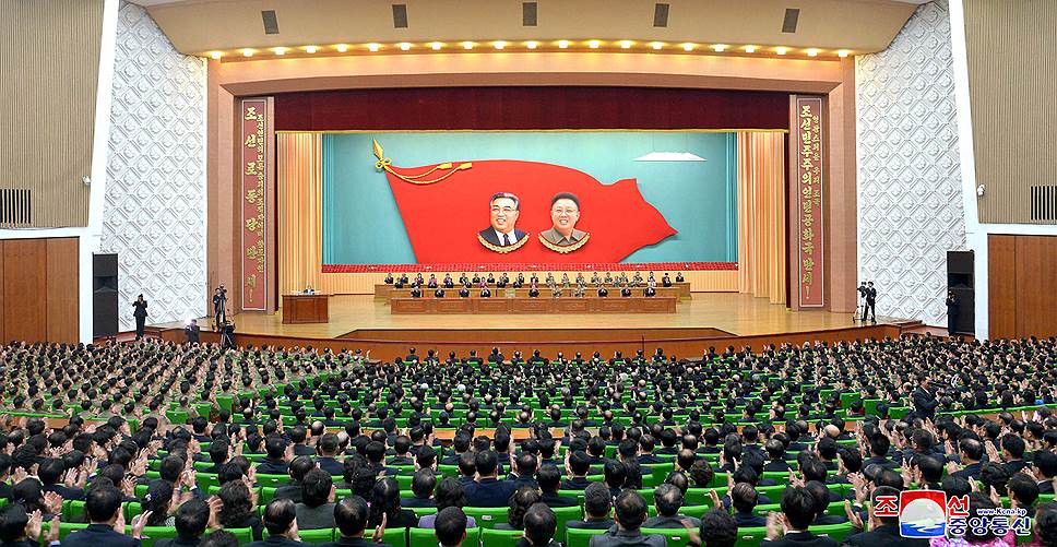 Пхеньян, КНДР.  Заседание Верховного народного собрания КНДР по случаю 100-летия со дня рождения жены  Ким Ир Сена Ким Чен Сук 