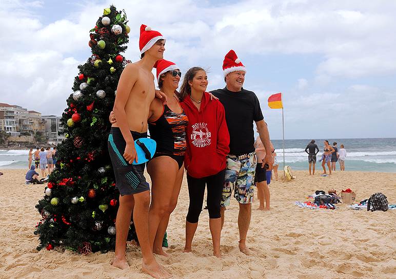 Сидней, Австралия. Местные жители и туристы позируют на фоне рождественской ели на пляже