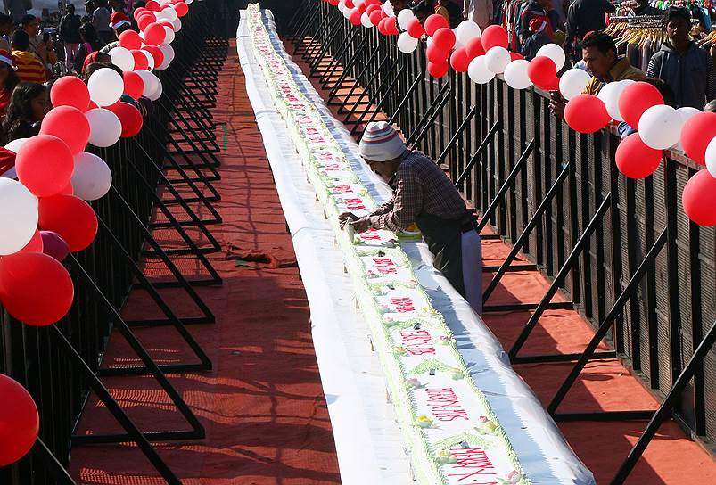 Чандигарх, Индия. Приготовление 64-метрового рождественского торта 