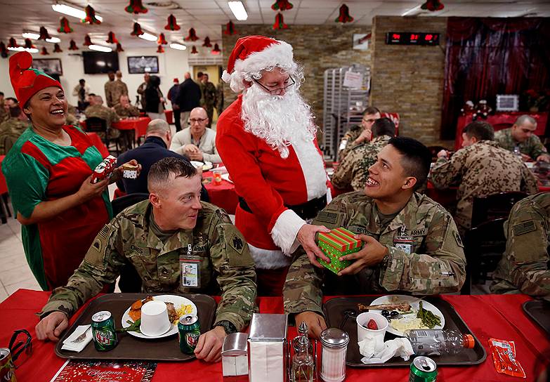 Кабул, Афганистан. Американские военнослужащие получают рождественские подарки