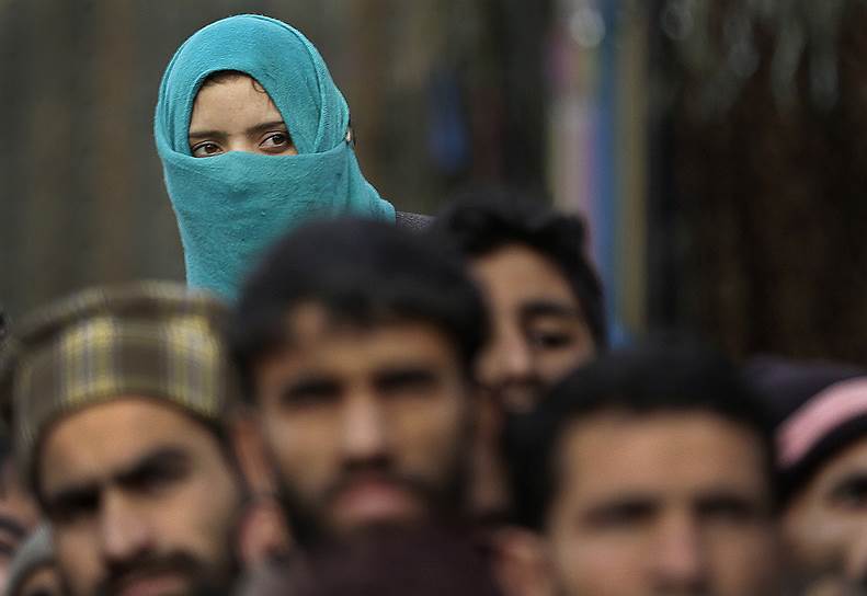 Кашмир. Местная жительница наблюдает за похоронами главаря террористической группировки Нура Мохаммеда, застреленного индийскими военными
