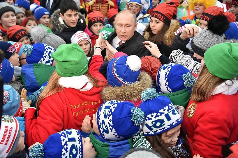 Москва, Россия. Президент России Владимир Путин во время встречи с детьми, приехавшими на новогоднюю елку в Кремль 
