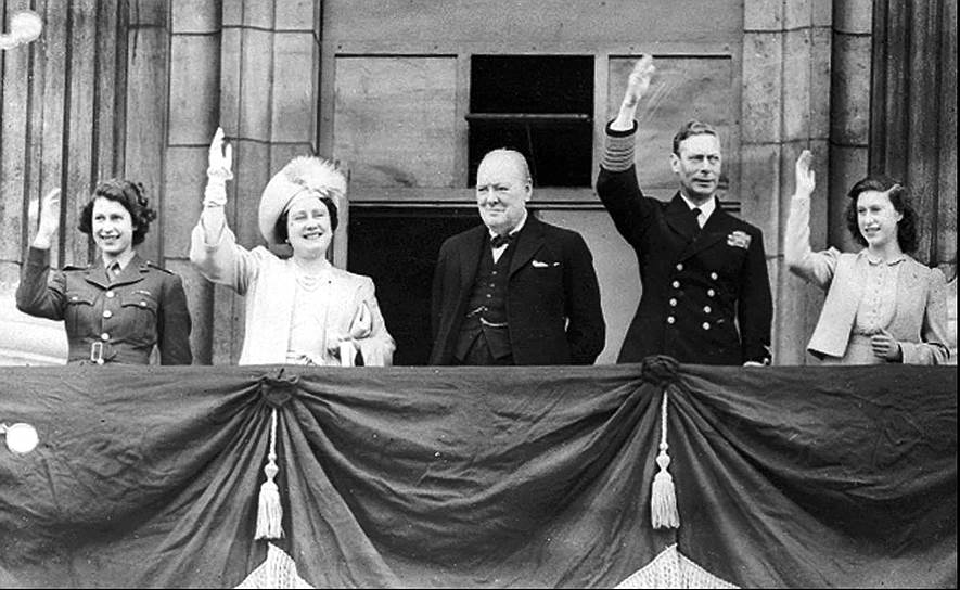 Радость победы Черчилль делил с королем Георгом VI и его дочерью Елизаветой