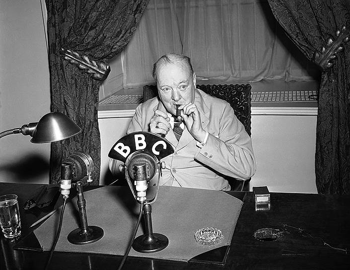 Своими выступлениями по радио во время войны Черчилль очень гордился и, чтобы не опоздать на передачу, готов был предложить таксисту пять фунтов