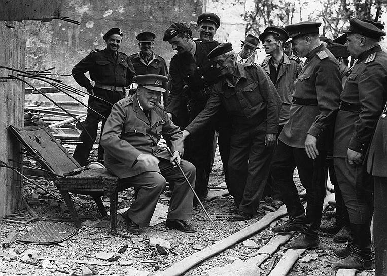 Черчилль считал, что Адольф Гитлер хуже дьявола, но с удовольствием посидел на его разрушенном кресле
