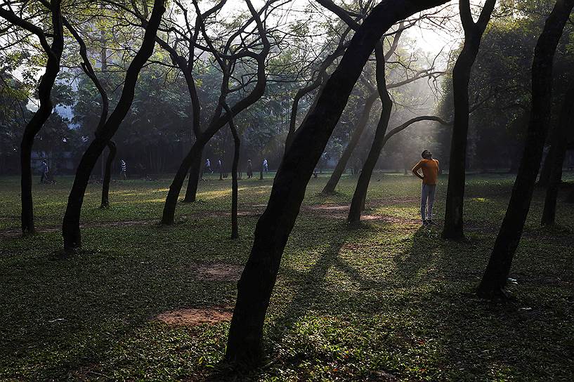Дакка, Бангладеш. Местный житель занимается спортом в парке Рамна, расположенном в центральной части города