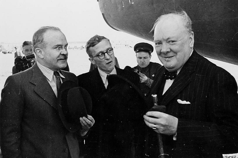 Первым в ходе визита Черчилля в Москву в 1942 году гостя встретил сталинский нарком иностранных дел Вячеслав Молотов, про которого Черчилль сказал: «Никогда не видел человека, являвшегося бы столь совершенным воплощением робота»