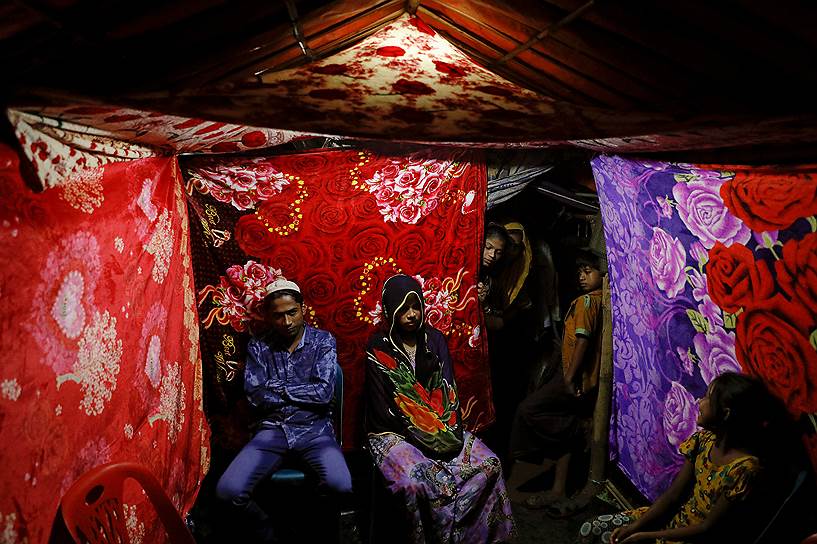 Кокс-Базар, Бангладеш. Беженцы-рохинджа позируют после брачной церемонии в лагере Кутупалонг
