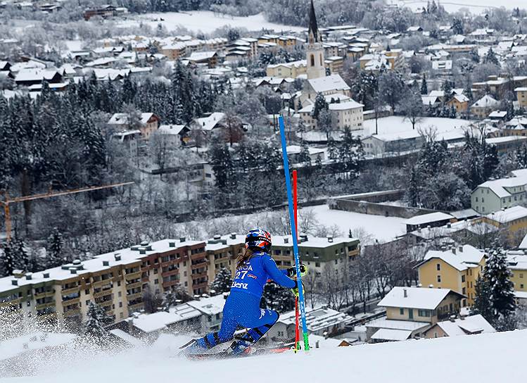 Лиенц, Австрия. Итальянская горнолыжница Мануэла Мёльг
принимает участие в соревнованиях по гигантскому слалому на Кубке мира по горнолыжному спорту
