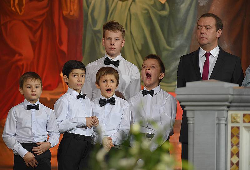 Премьер-министр России Дмитрий Медведев (справа) и хор мальчиков во время службы в Храме Христа Спасителя